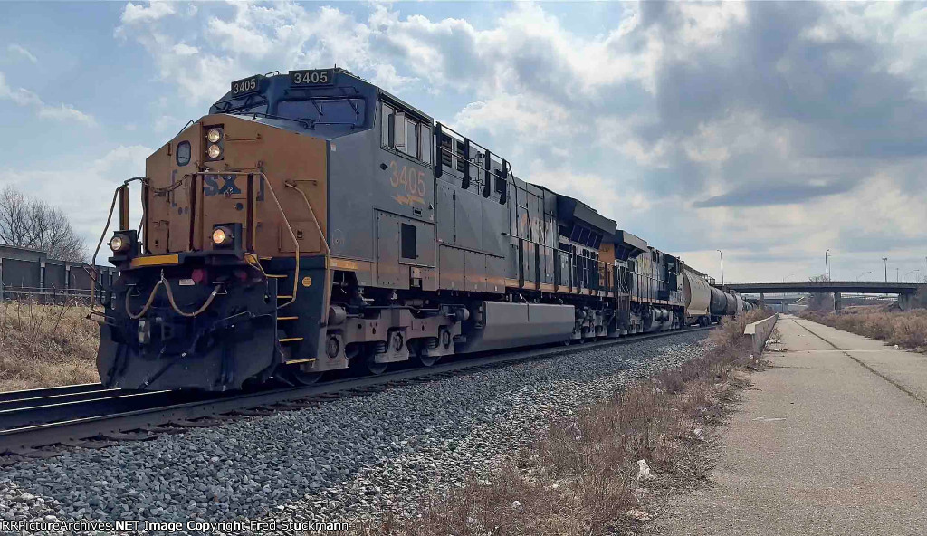 CSX 3405 leads L321.